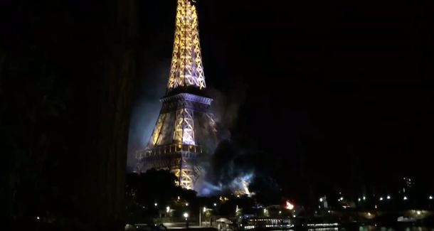 Incendio frente a la torre de Eiffel tras el supuesto atentado en Niza