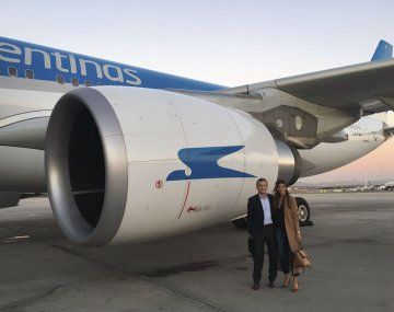 Mauricio Macri con Juliana Awada junto a la turbina de uno de los aviones de Aerolíneas Argentinas