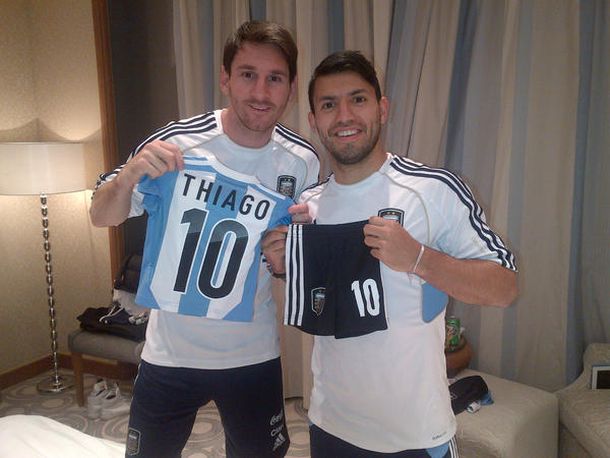 Agüero le regalo la camiseta argentina a Thiago Messi