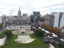 el otro debate: miles hacen vigilia frente al congreso a favor y en contra del aborto legal el otro debate: miles hacen vigilia frente al congreso a favor y en contra del aborto legal