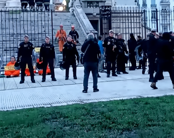 Activistas de Greenpeace se treparon a un monumento frente al Congreso en protesta contra la Ley de Glaciares