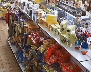 VIDEO: El impactante robo de cuatro ladrones armados que generó una pueblada