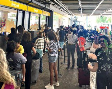 Escándalo con Flybondi: caos y furia por cancelaciones en plena temporada