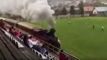 insolito: un tren atraviesa una cancha de futbol en pleno partido insolito: un tren atraviesa una cancha de futbol en pleno partido