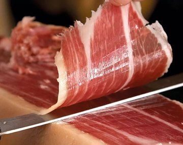 Suspenden la importación de chorizos y un jamón de España