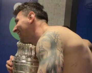 Que de la mano...: el festejo de Lionel Messi en la intimidad del vestuario