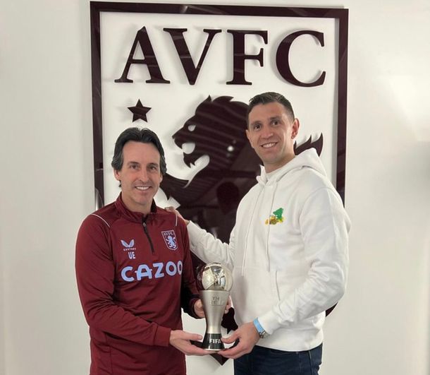 Dibu Martínez regresó a Aston Villa y posó con el premio The Best