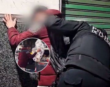 La Policía obligó a cartoneros a limpiar la basura de la calle: ¿A vos te parece bien esto?