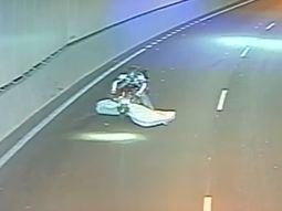 Un motociclista se trabó con un colchón