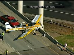 aterrizo su avioneta en una autopista durante la hora pico aterrizo su avioneta en una autopista durante la hora pico