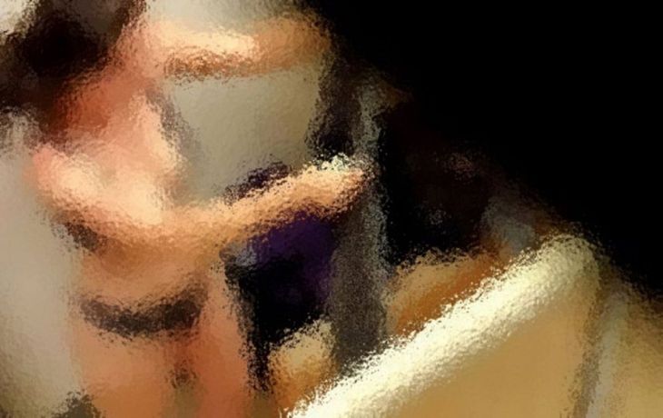 Se hacía pasar por curandero, le sacó fotos desnuda para una curación y la extorsionó