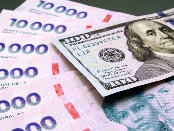 La cotización del dólar blue y el dólar oficial.