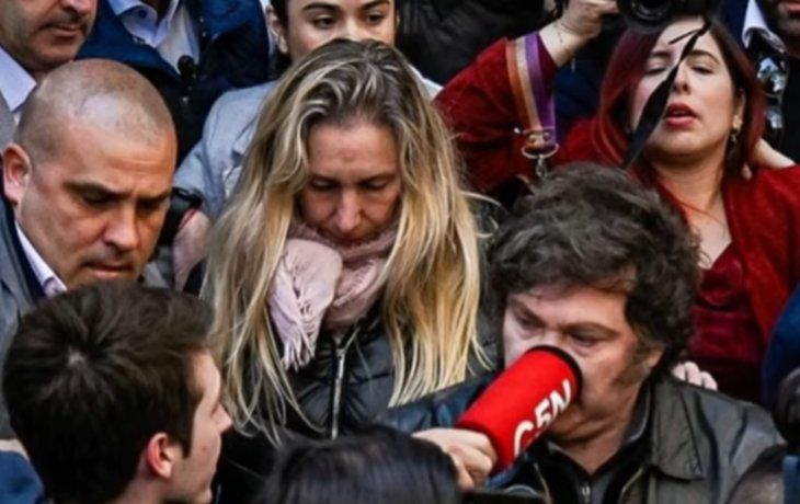 Milei se enojó con un periodista: ¿Me pegaste a propósito, no?