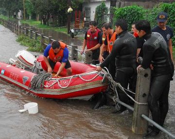 Se desbordó el río Matanza y hay evacuados en Provincia