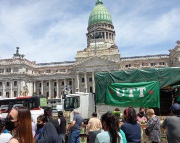 Productores realizan un verdurazo y acampe frente al Congreso