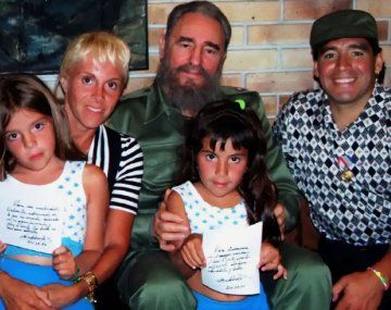 Maradona y su familia junto a Fidel Castro.