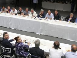 moyano y barrionuevo consiguieron el respaldo de macri en las paritarias moyano y barrionuevo consiguieron el respaldo de macri en las paritarias