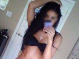 Escándalo por una policía que posó desnuda en la web