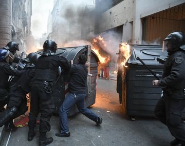 Infantería desalojó la avenida 9 de Julio