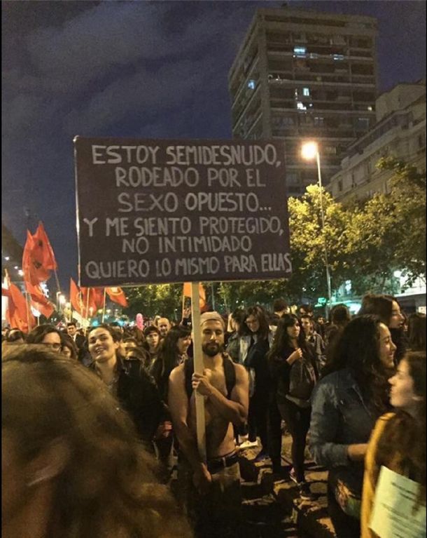 Un hombre sorprendió a todos en la marcha Ni una menos en Chile