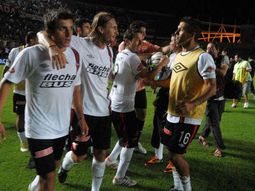 sobre la hora, colon derroto a tigre en una fiesta de goles sobre la hora, colon derroto a tigre en una fiesta de goles