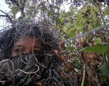 Se vistió de árbol para fotografiar el pedido de casamiento a su hermana