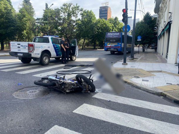 Accidente fatal en La Plata: un motociclista murió tras chocar con un colectivo