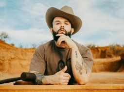 Video: Carín León lanzó su nuevo tema Cuando la vida sea trago