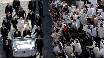 un jeep abierto en lugar del papamovil blindado para el papa un jeep abierto en lugar del papamovil blindado para el papa