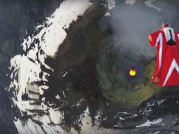 video: se tira en paracaidas sobre un volcan activo video: se tira en paracaidas sobre un volcan activo