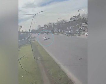 Se salvó de milagro: un auto embistió a un ciclista