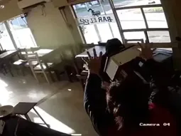 El momento en el que delincuente comenzó a golpear al comerciante. El momento en el que delincuente comenzó a golpear al comerciante.