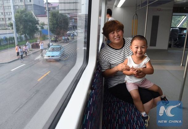 En sólo dos meses, China desarrolló el colectivo que pasará por arriba de autos