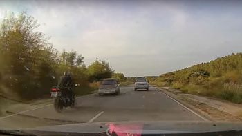 Terrible choque de frente entre una moto y un auto Terrible choque de frente entre una moto y un auto