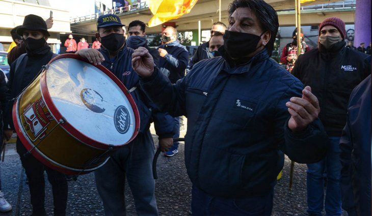 Protesta de choferes de colectivos por falta de cierre de paritarias y de vacunación al personal