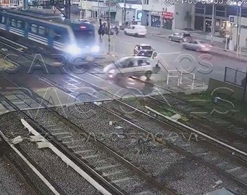 VIDEO: Así embistió el tren Sarmiento a un auto que se metió en las vías en Ramos Mejía