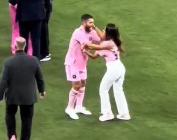 El blooper de Antonela Roccuzzo: confundió a Messi con Jordi Alba y casi le da un beso