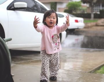 El adorable momento en el que una beba conoce la lluvia