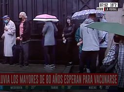 Largas colas bajo la lluvia en el primer día de vacunación a mayores de 80 años en la Ciudad