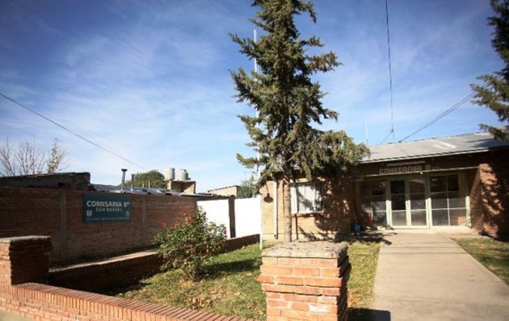 Se sacó la pulsera magnética, acuchilló a su ex pareja y prendió fuego la casa