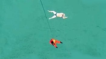 confirman la recuperacion de seis cadaveres de pasajeros del airasia confirman la recuperacion de seis cadaveres de pasajeros del airasia