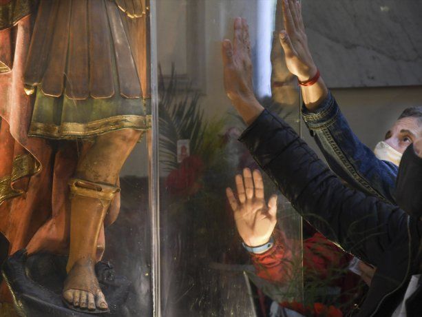 Una multitud de fieles celebra a San Expedito con el lema Ayúdanos a trabajar por la paz