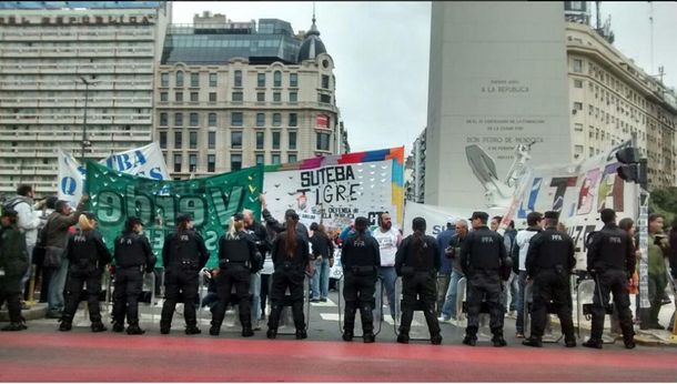 Docentes bonaerenses cortan el Obelisco y De Lucía habla de manifestación partidaria
