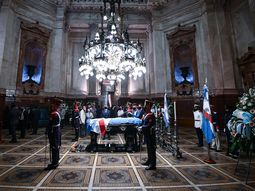Reabrieron al público el velatorio de Menem en el Congreso: a la tarde inhumarán sus restos