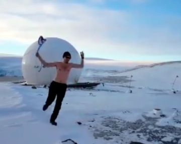 ¡Locura total! Se desnudó en plena Antártida para alentar a la Selección