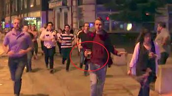 La foto viral de un hombre que se va con su pinta de cerveza durante el atentado La foto viral de un hombre que se va con su pinta de cerveza durante el atentado