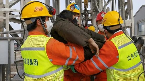 China: rescataron con vida a once de los 22 mineros que están atrapados hace dos semanas