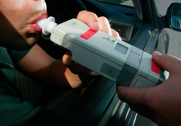 Detienen a conductor que dio positivo test de alcoholemia: tenía 2,09 de alcohol en sangre