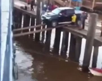 Las maniobras de un conductor para cruzar río