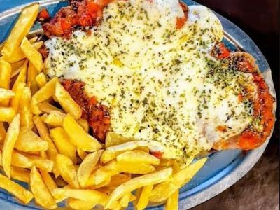Fundado en 1961, este bodegón porteño cuenta con preparaciones exquisitas y platos abundantes. 